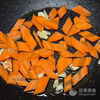 一学就上手的胡萝卜木耳炒肉，小白也能1秒变大厨！